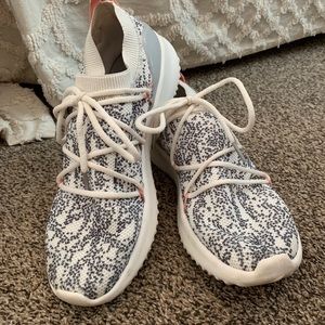 Adidas ultramotion memory foam running shoes